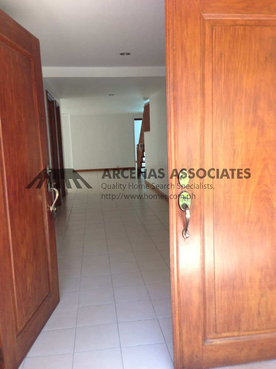 Modern Wood and Glass 4 bedroom - photo 3