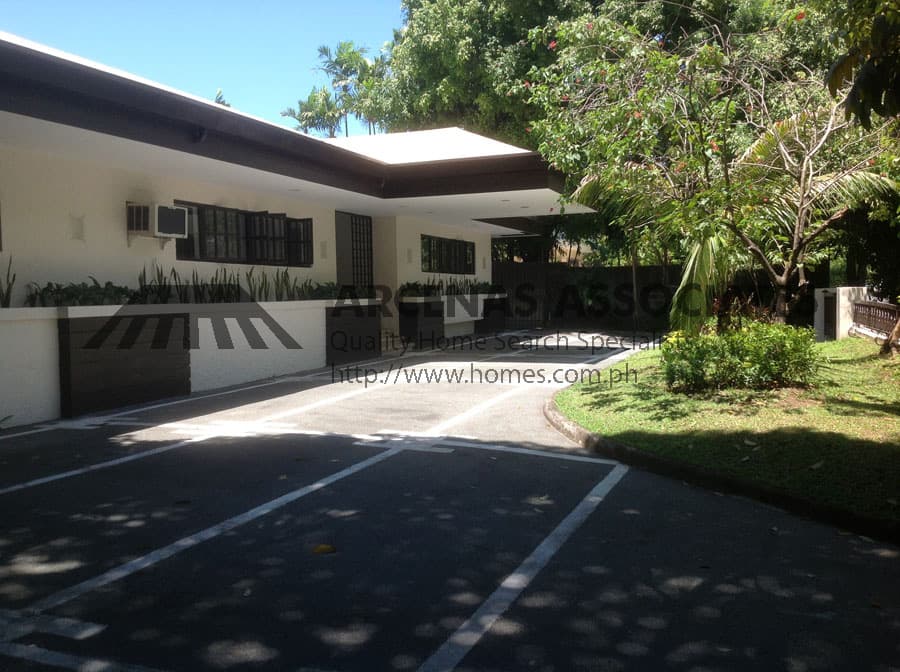 Ambassador located house - Forbes Park, Makati - photo 1