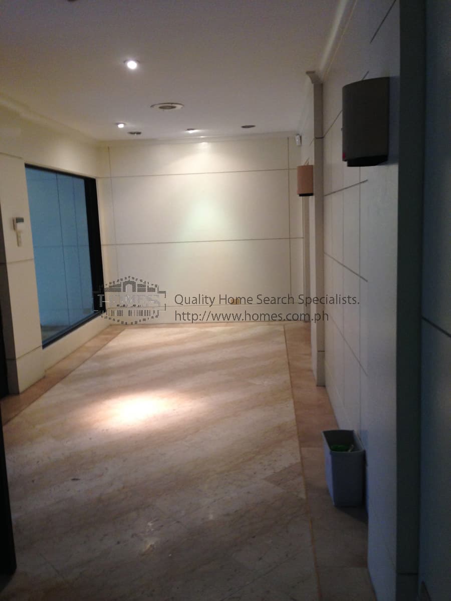 Capacious 2-storey property - photo 2