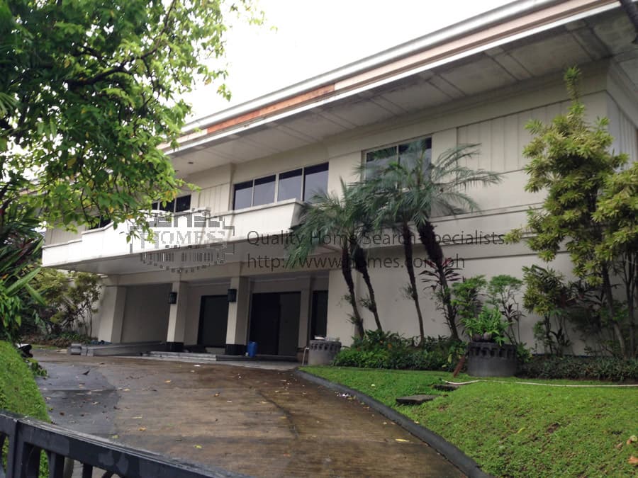 Capacious 2-storey property - Forbes Park, Makati - photo 1