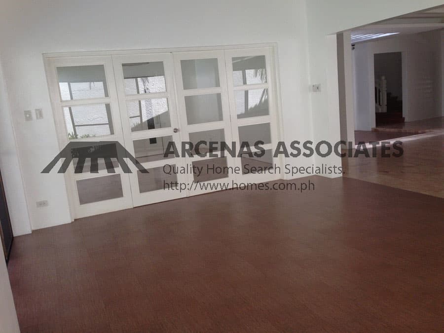 Upgraded 4 bedroom - photo 5