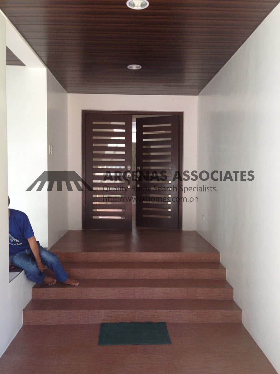 Upgraded 4 bedroom - photo 2