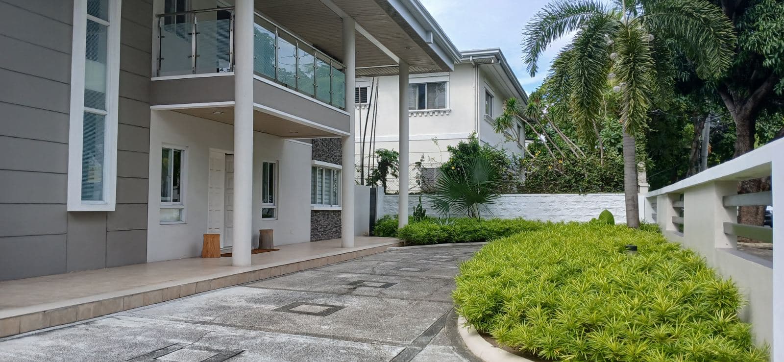 Exemplary 2 storey - Dasmarinas Village, Makati - photo 1
