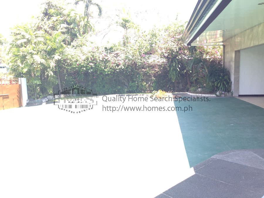 Function-filled entertainment -type split level - photo 3