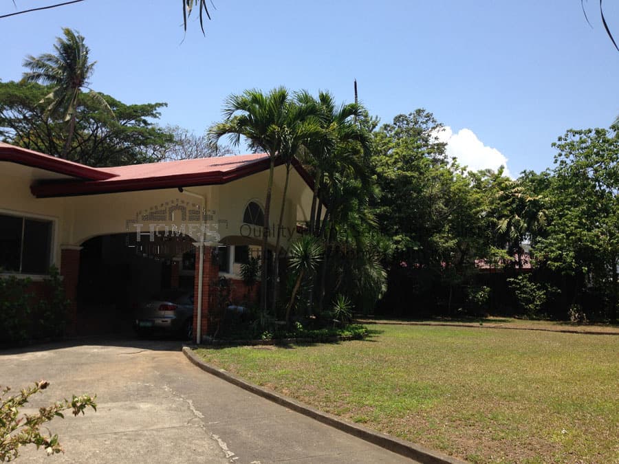 Classical single level backing Polo Club - Forbes Park, Makati - photo 1