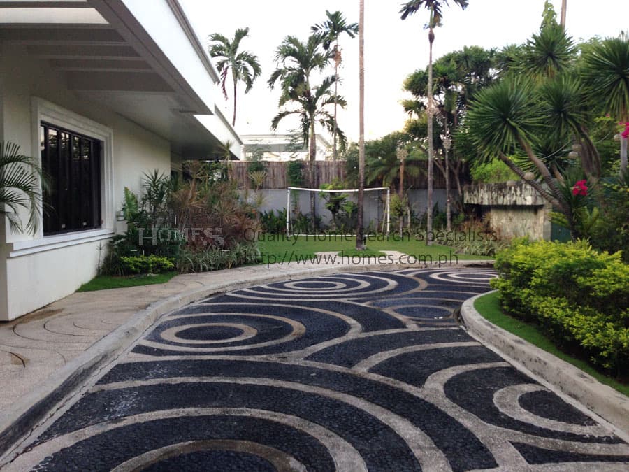 Luxurious multi-level property with tennis court - photo 2