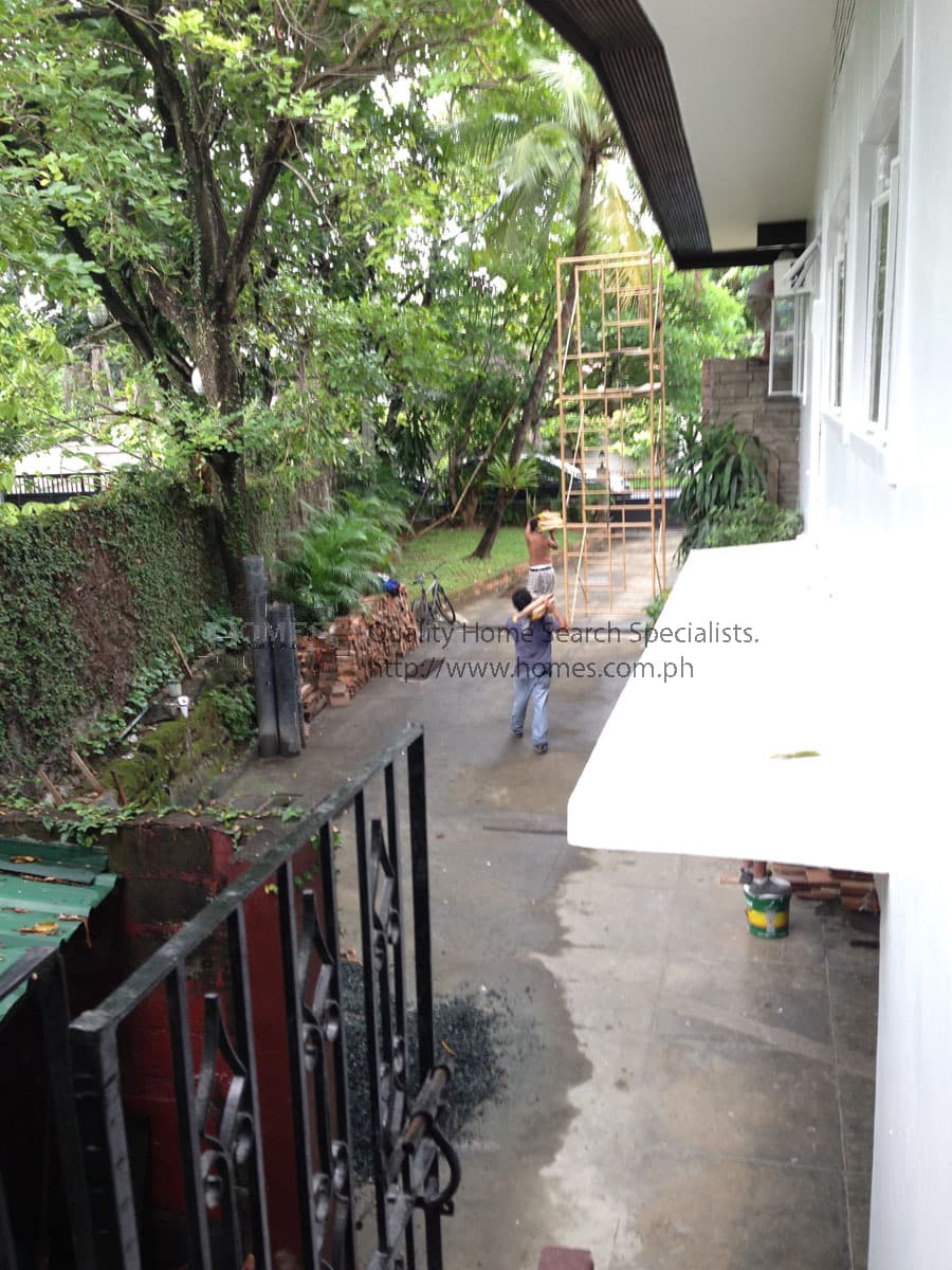 Solid Brick Split Level - photo 3