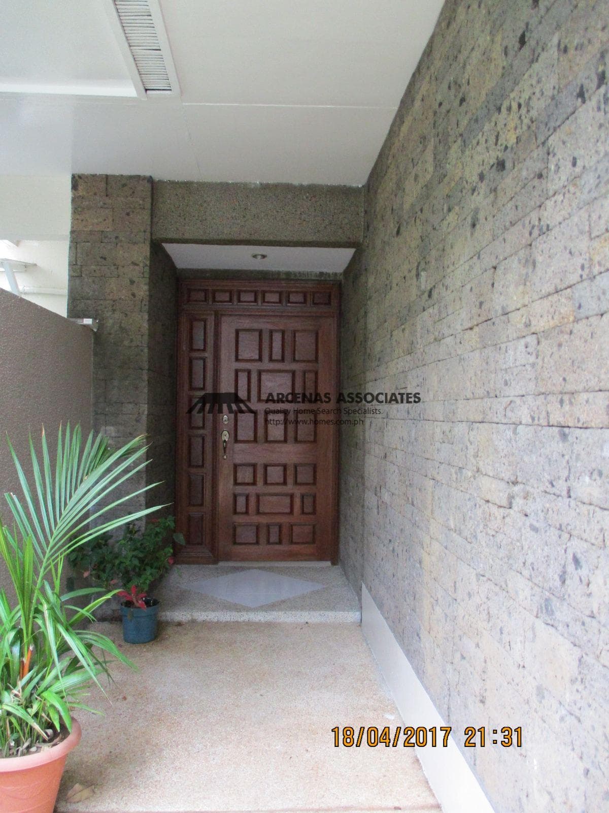 Modern balanced 4-bedroom bungalow - Dasmarinas Village, Makati - photo 1