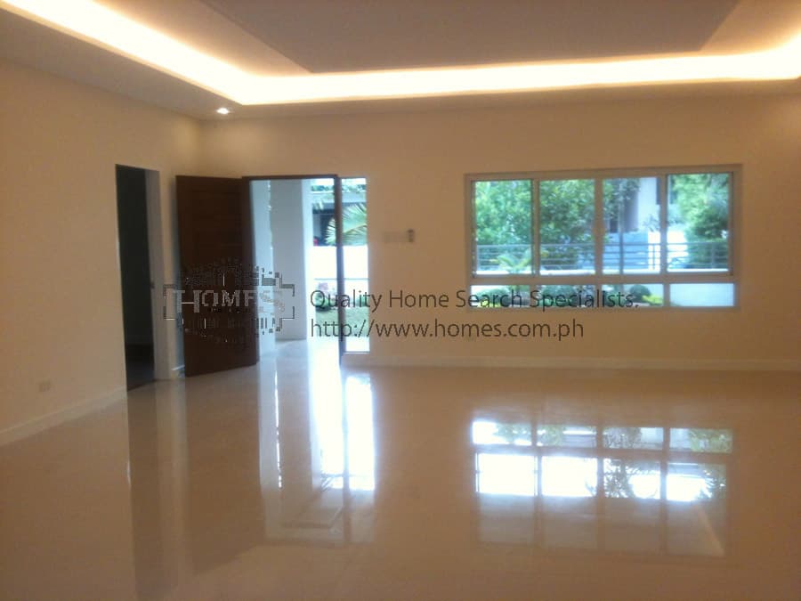 Completely renovated 4 Bedroom bungalow - photo 3