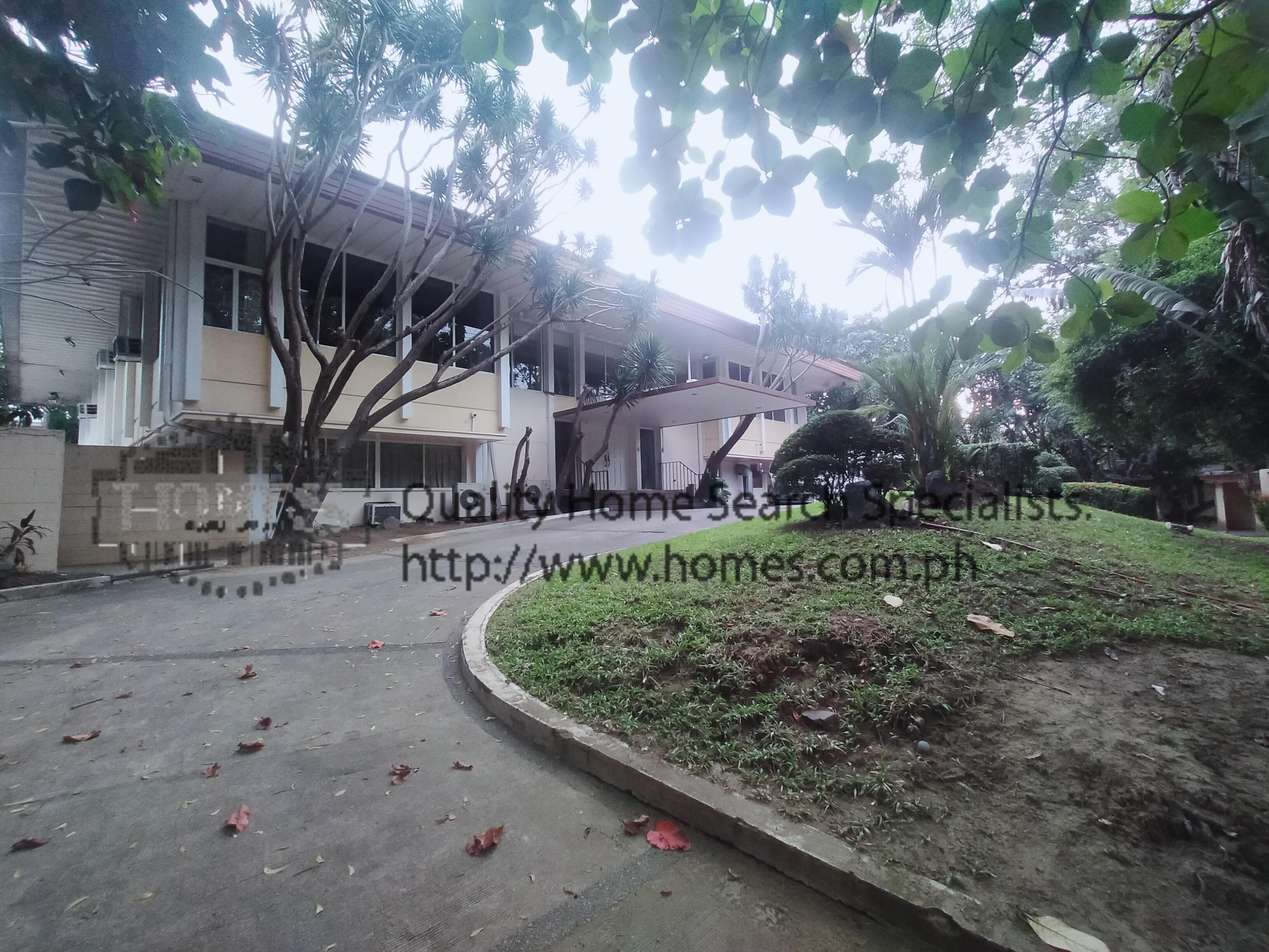Stately multi-level 2-storey - photo 2
