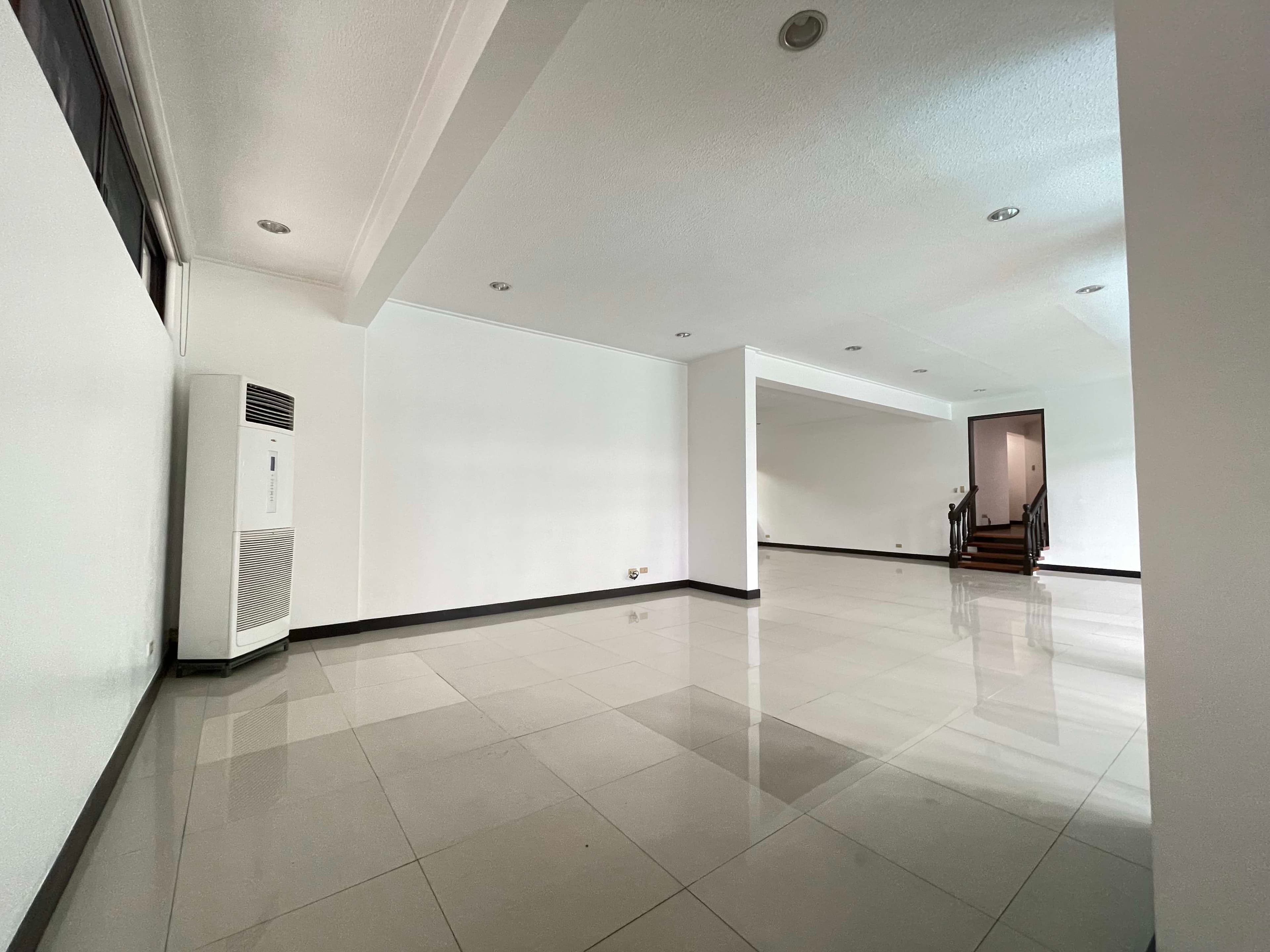 Elegant renovated 4-bedroom bungalow - photo 4