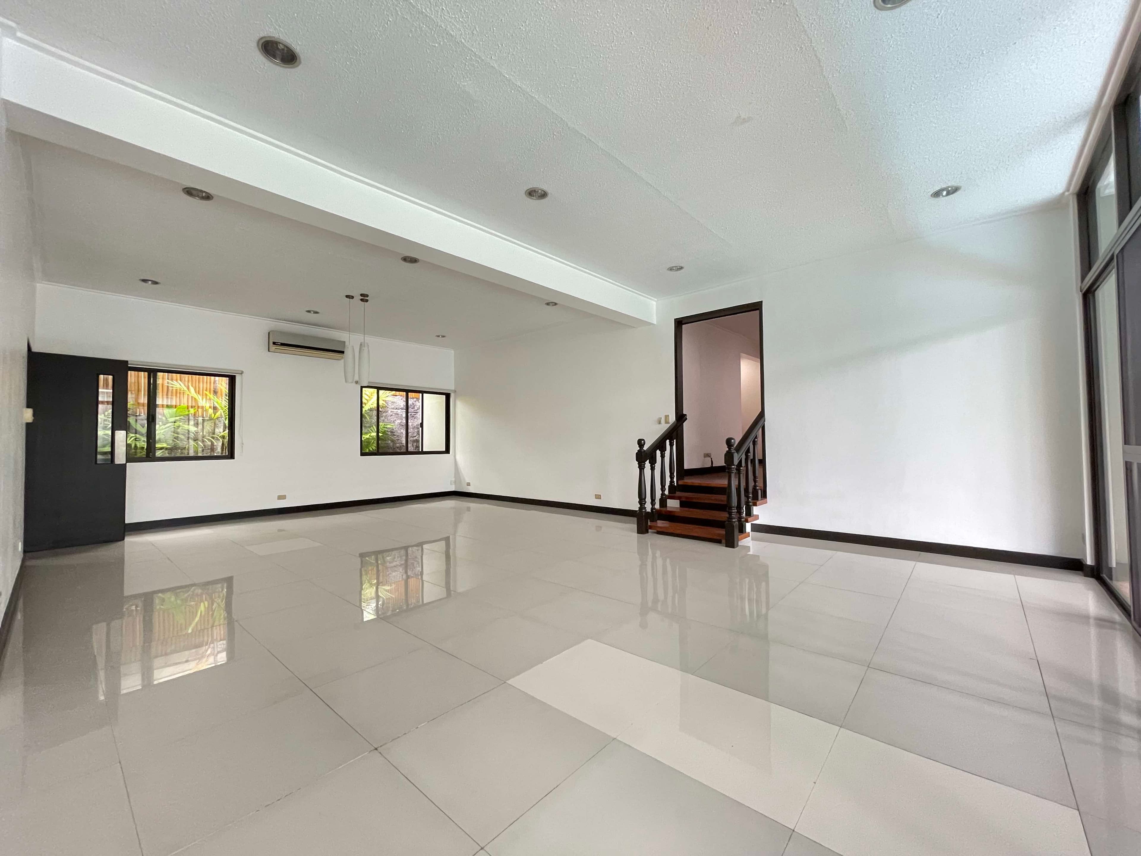 Elegant renovated 4-bedroom bungalow - photo 3