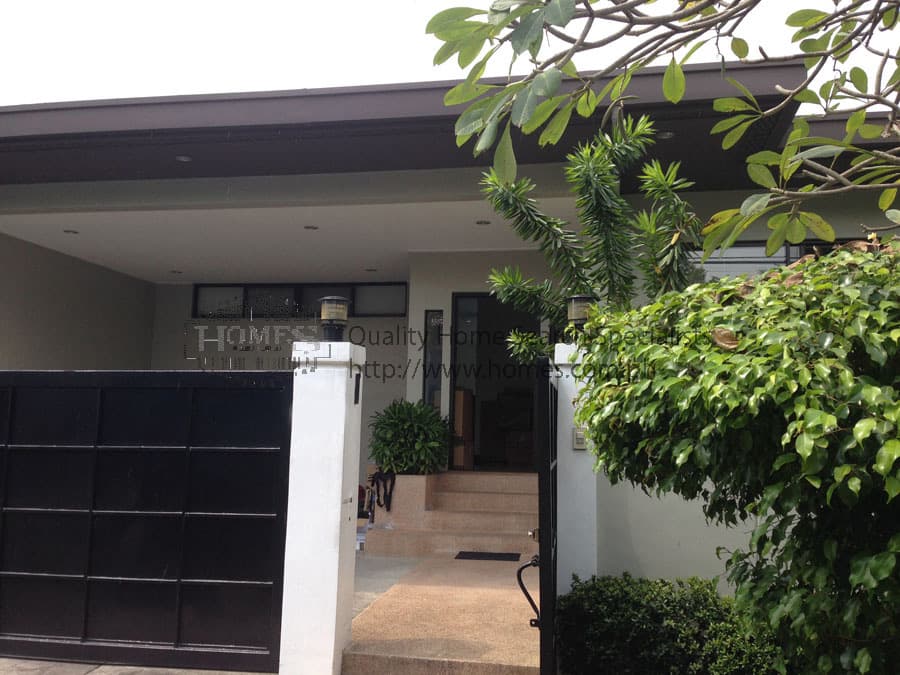 Elegant renovated 4-bedroom bungalow - Dasmarinas Village, Makati - photo 1