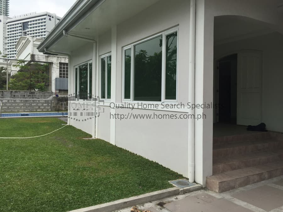 Bright bungalow with pool - San Lorenzo, Makati - photo 1