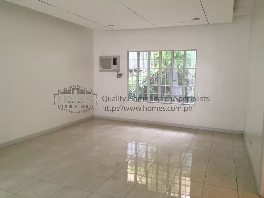 Bright bungalow with pool - photo 5