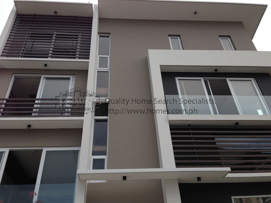 Modern three-storey house with mezanine - Mckinley Hills, Taguig - photo 1