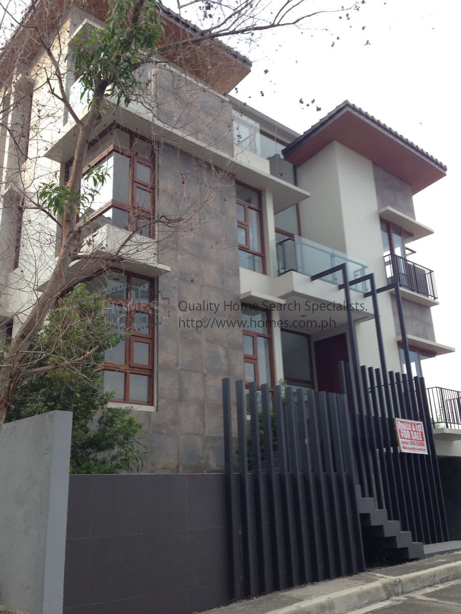 Roomy three-storey house - Mckinley Hills, Taguig - photo 1