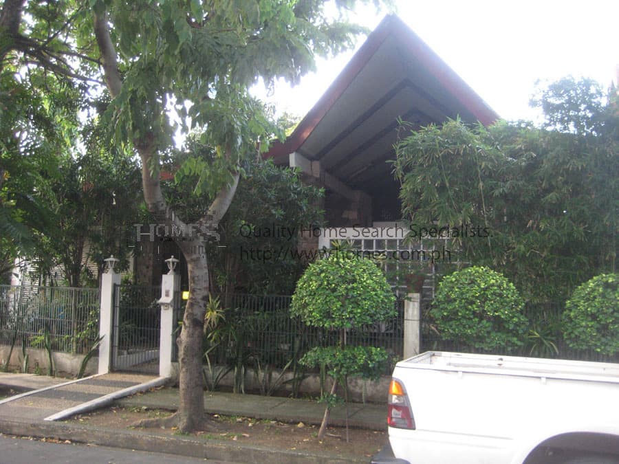 Distinctive high roofing house - Bel Air, Makati - photo 1