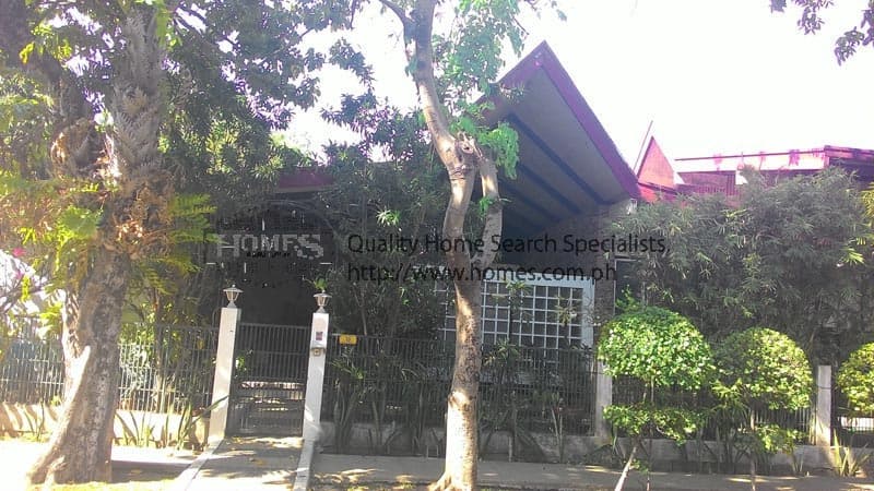 Distinctive high roofing house - photo 2