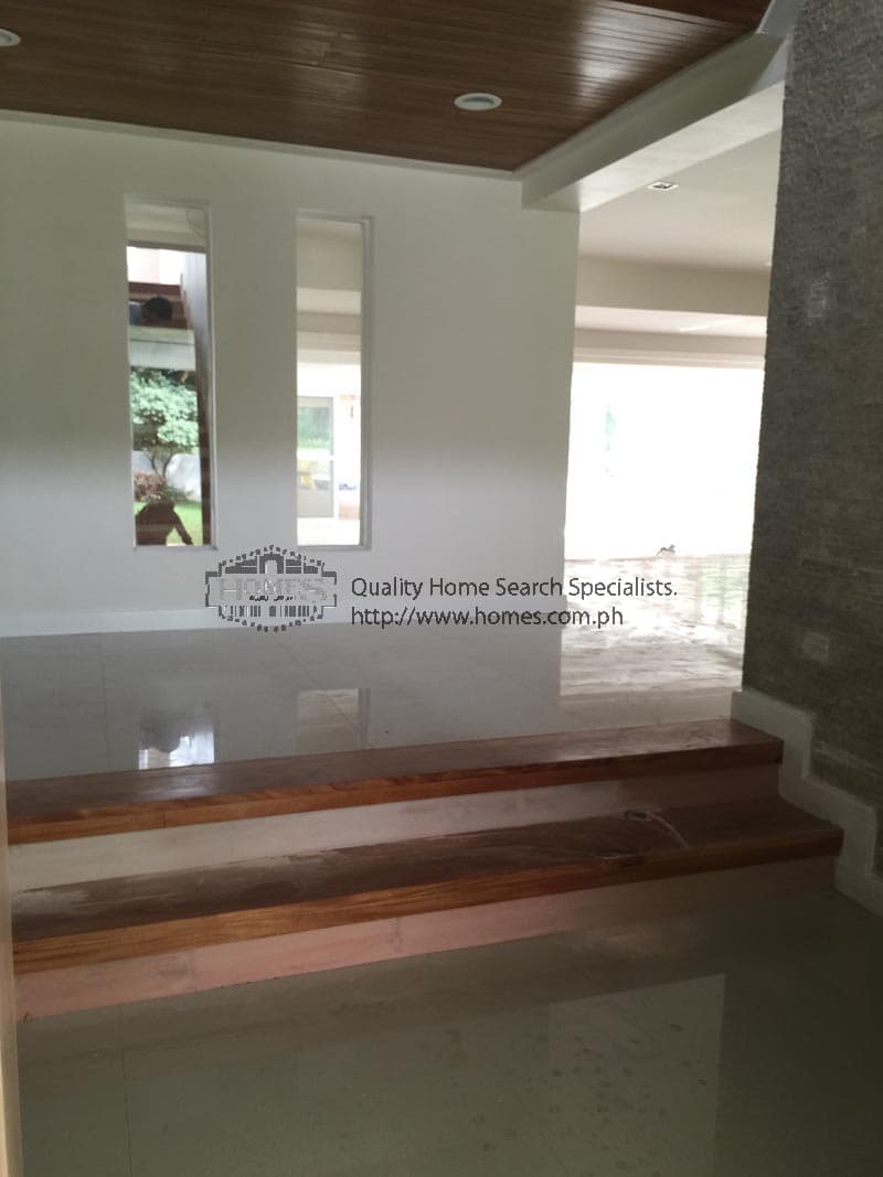 Massive contemporary split level - photo 2