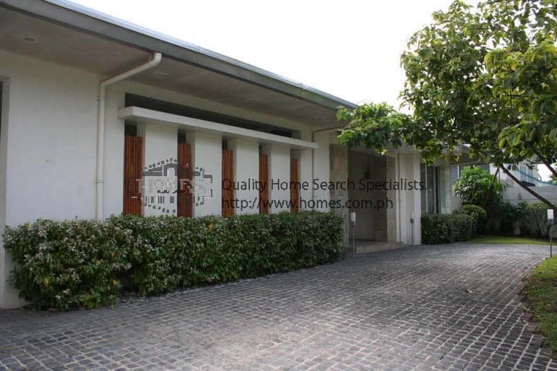 Updated wide bungalow - photo 2