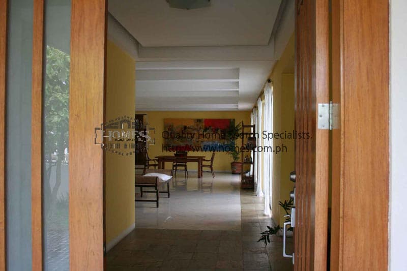 Updated wide bungalow - photo 3