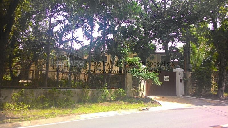 Country club style bungalow - Forbes Park, Makati - photo 1
