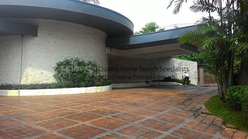 Retro corner house - Forbes Park, Makati - photo 1