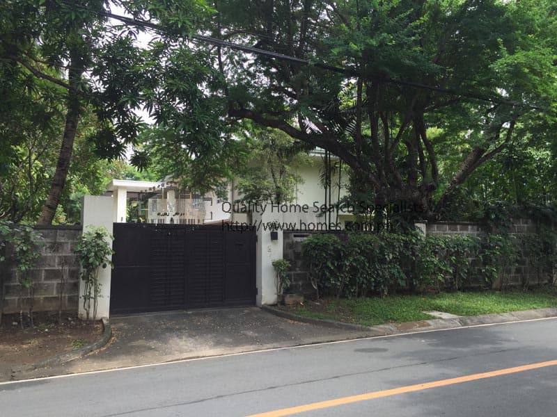 Nestled modern 2-storey - Forbes Park, Makati - photo 1