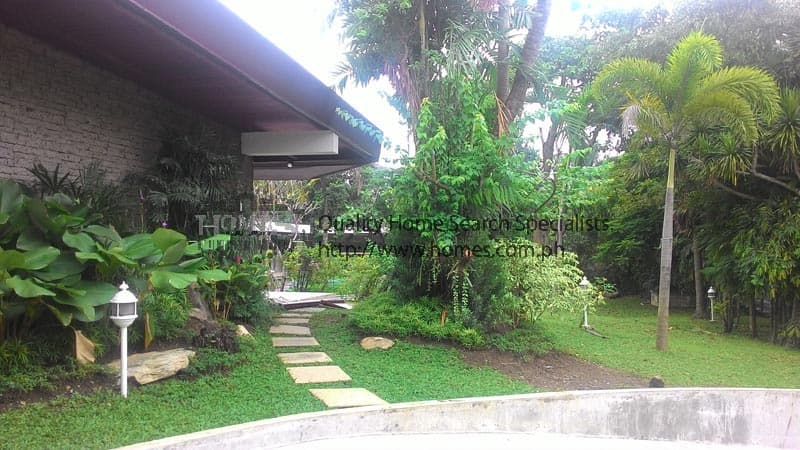 Massive split-level house - Forbes Park, Makati - photo 1