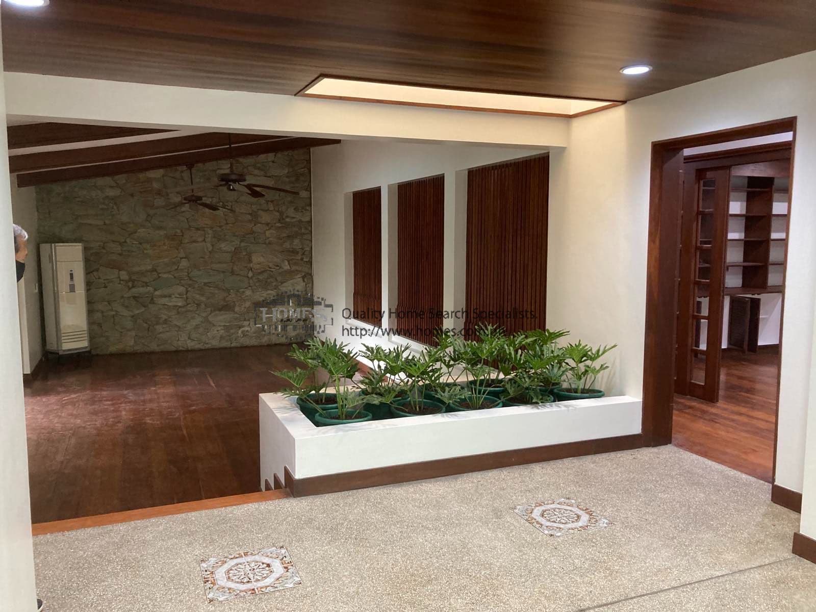 Renovated split level with large lanai - photo 3