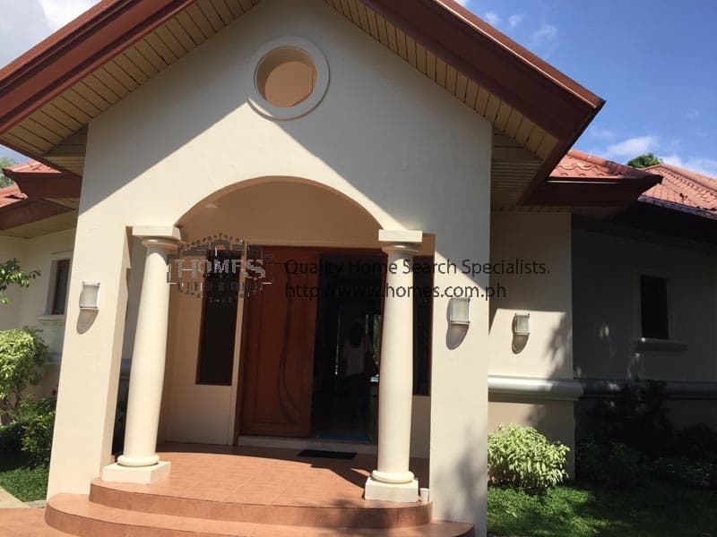 Renovated Corner 3 bedroom bungalow - photo 3