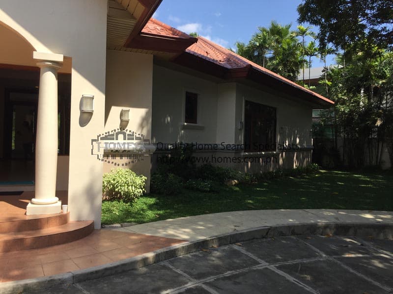 Renovated Corner 3 bedroom bungalow - photo 4