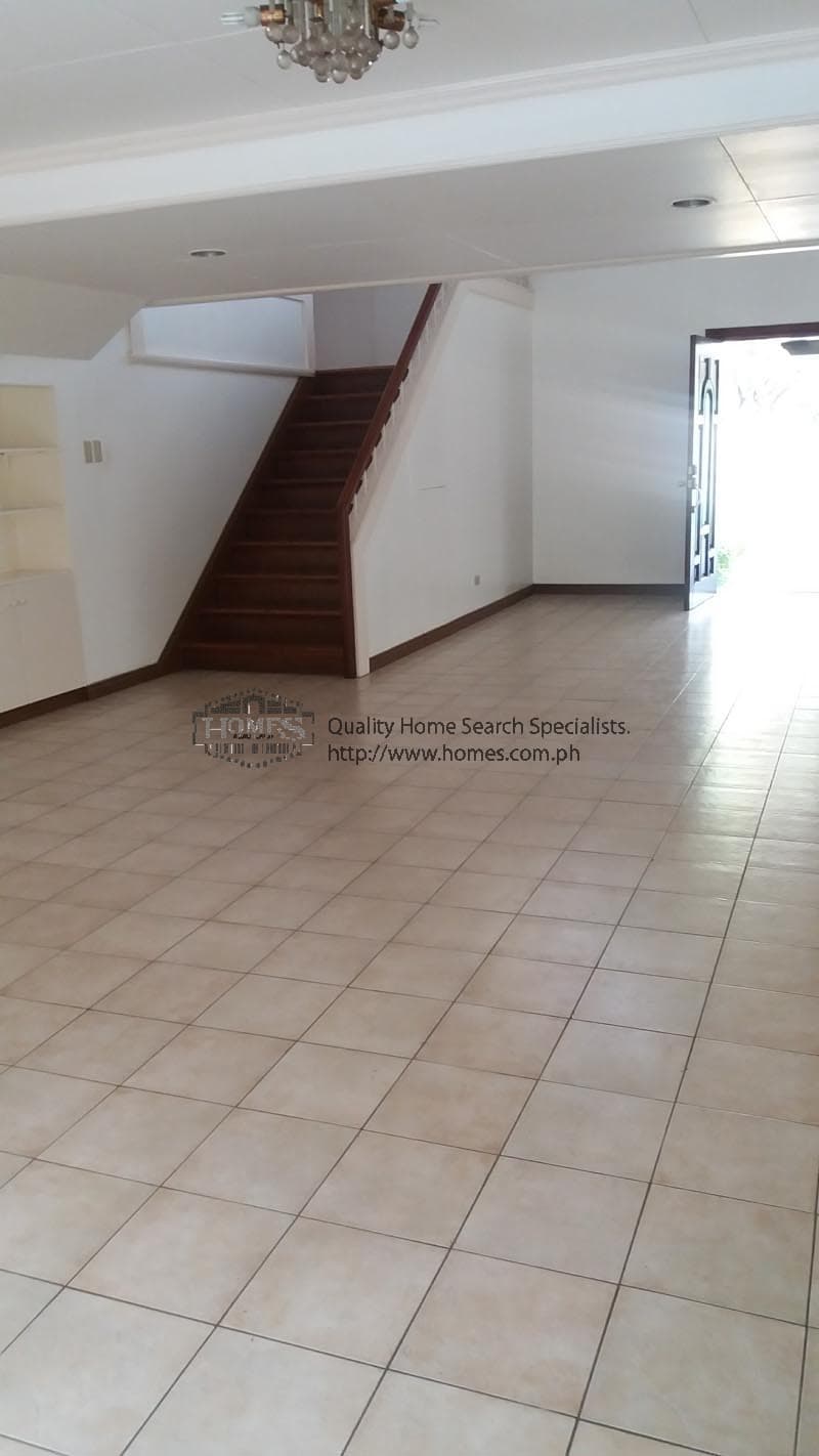Clean 4 Bedroom - photo 2