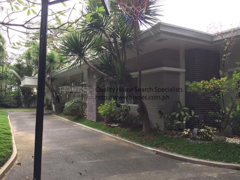 Updated and splendid bungalow - Forbes Park, Makati - photo 1