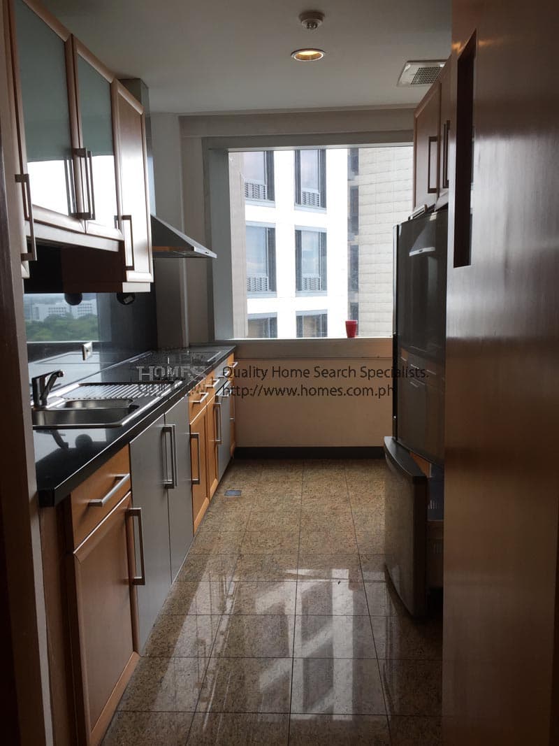 Spacious fully furnished 2-bedroom condominium at Regent Parkway - photo 4