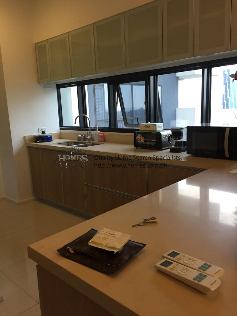 Elegant fully furnished 2-bedroom condominium with Balcony - photo 2