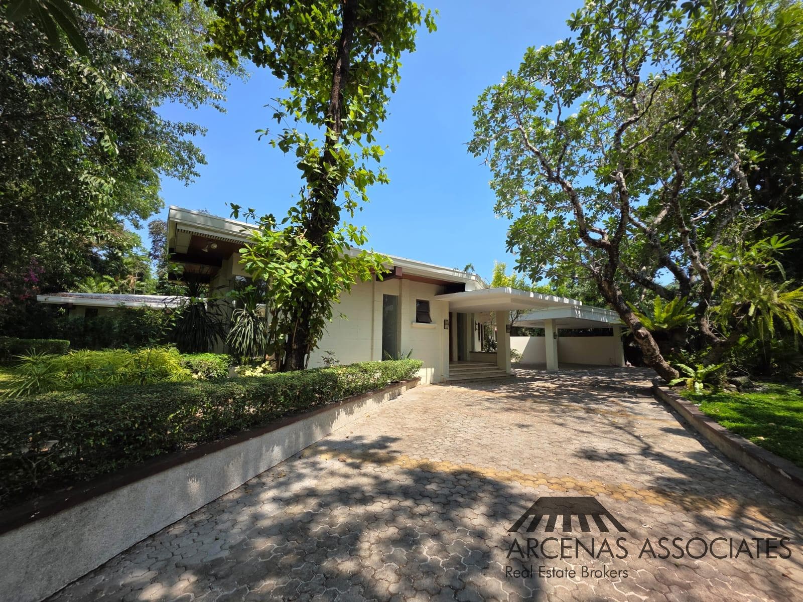 Spacious and Elegant Bungalow