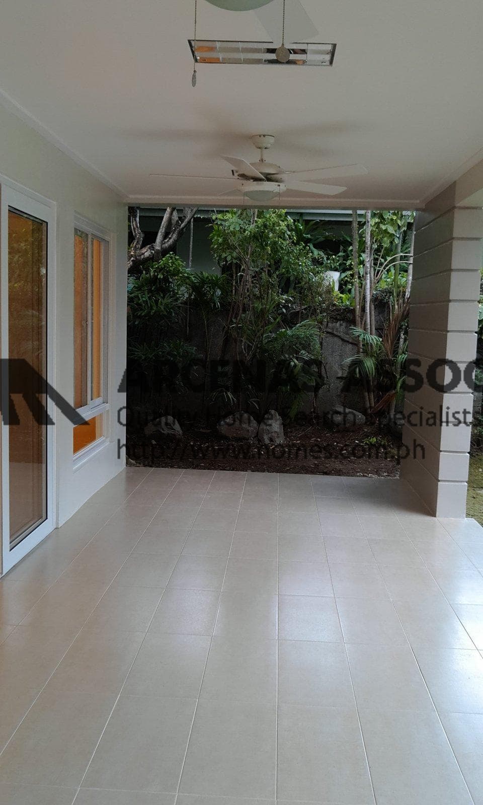 Modern sprawling bungalow - photo 2