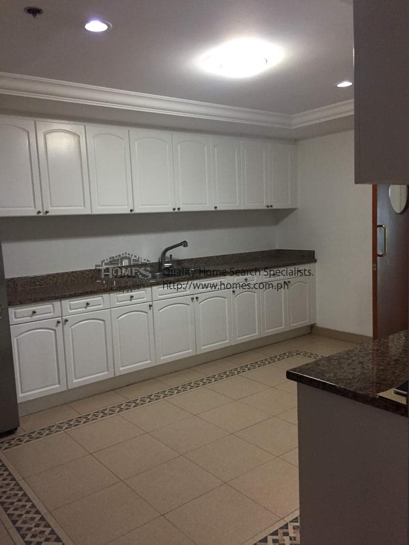 Clean and well-lit 3-bedroom unit - photo 3
