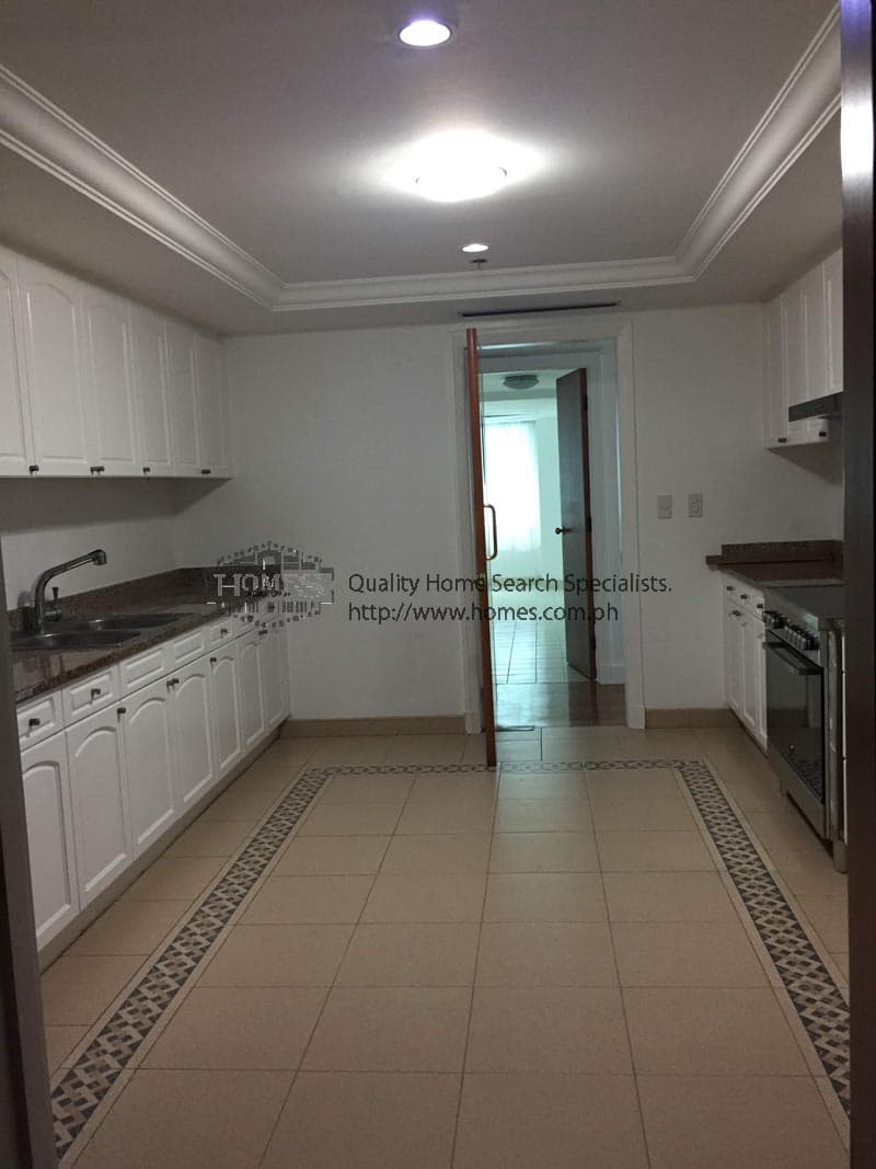 Clean and well-lit 3-bedroom unit - photo 4