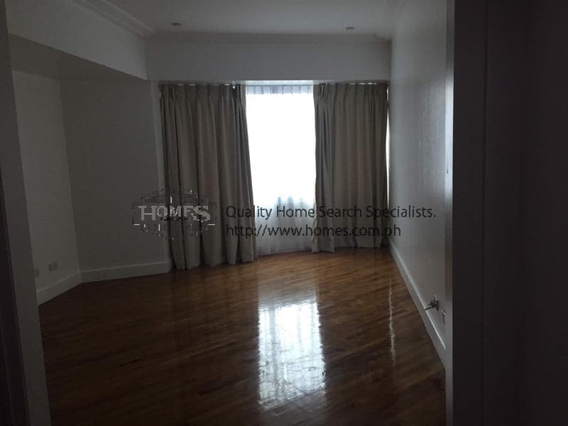Clean and well-lit 3-bedroom unit - photo 2