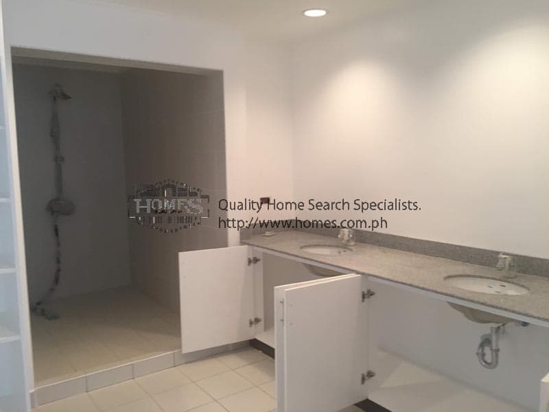 Large renovated corner two storey - photo 5