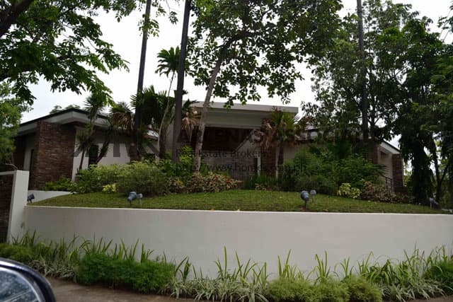 High end renovated corner 2 storey - photo 2