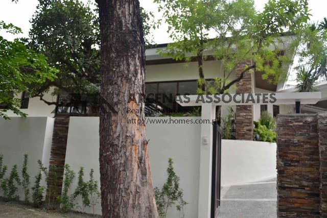 High end renovated corner 2 storey - Dasmarinas Village, Makati - photo 1