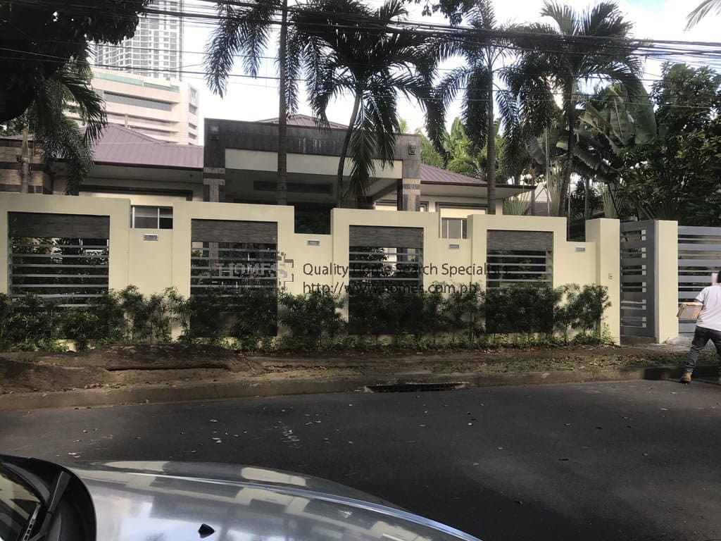 Sturdy two storey - Dasmarinas Village, Makati - photo 1