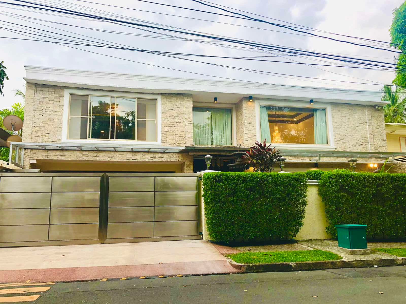 Neoclassical Two Storey - Dasmarinas Village, Makati - photo 1