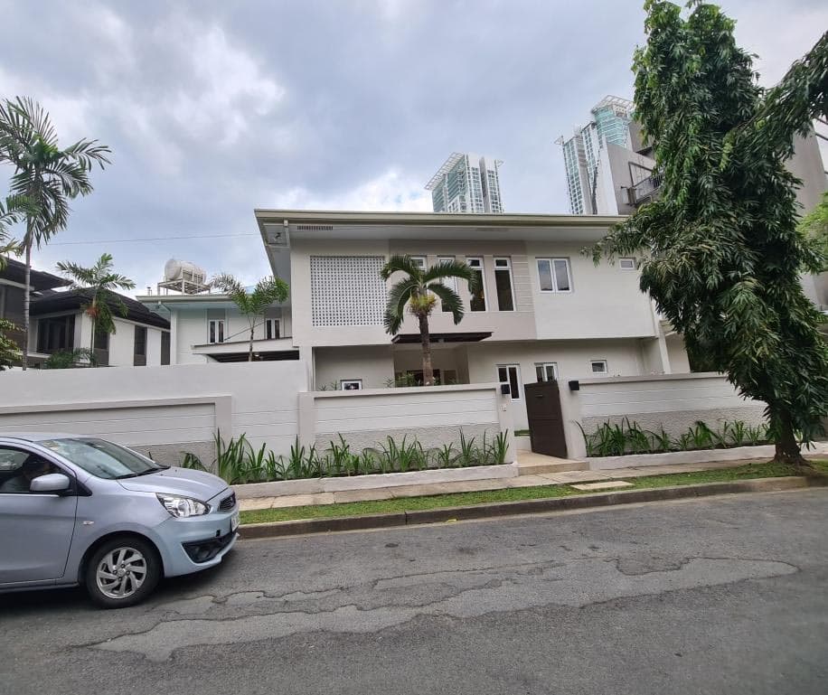 Modern Home with Decorative Ceiling and Private Pool - Bel Air, Makati - photo 1