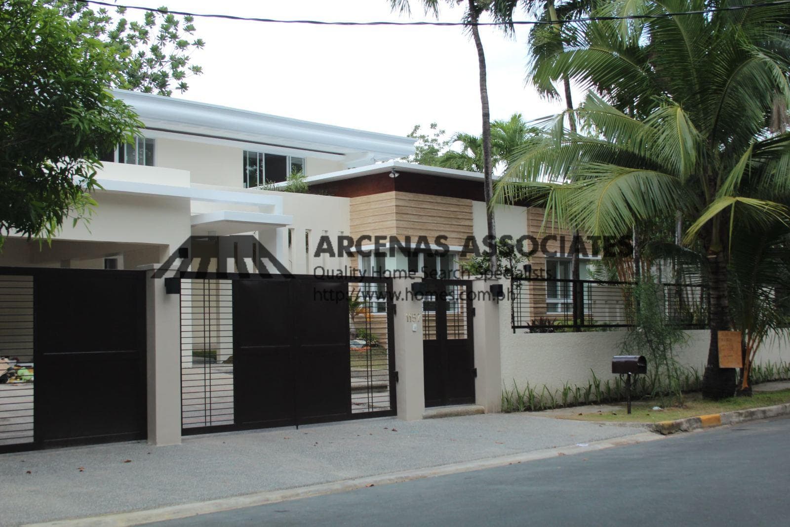 Comfortable contemporary two storey - Dasmarinas Village, Makati - photo 1