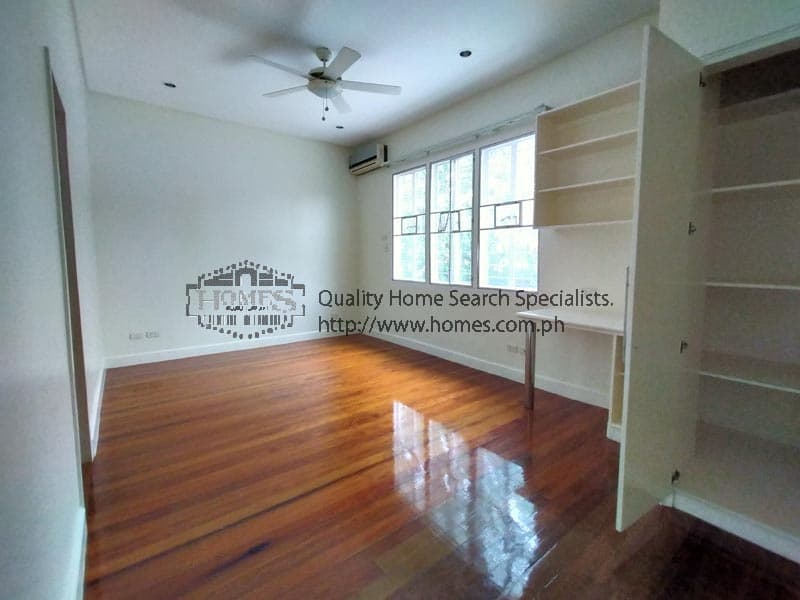 Well lit Two storey - photo 2